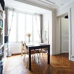 Design Apartment Near Montmartre
