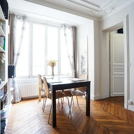 Apartment Design Near Montmartre *