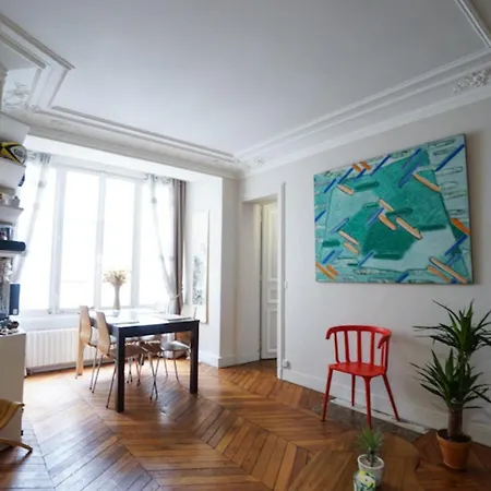 Apartment Design Near Montmartre